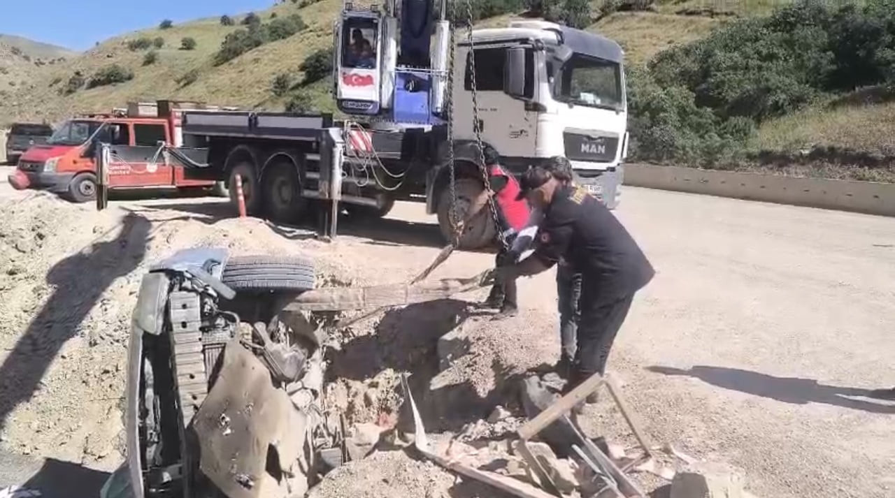HAKKARİ’NİN YÜKSEKOVA İLÇESİNDE KONTROLDEN ÇIKAN OTOMOBİLİN DEVRİLMESİ SONUCU 3 KİŞİ...