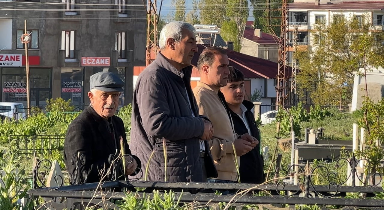 HAKKARİ’NİN YÜKSEKOVA İLÇESİNDE KURBAN BAYRAMI NEDENİYLE VATANDAŞLAR, MEZARLIKLARA AKIN...