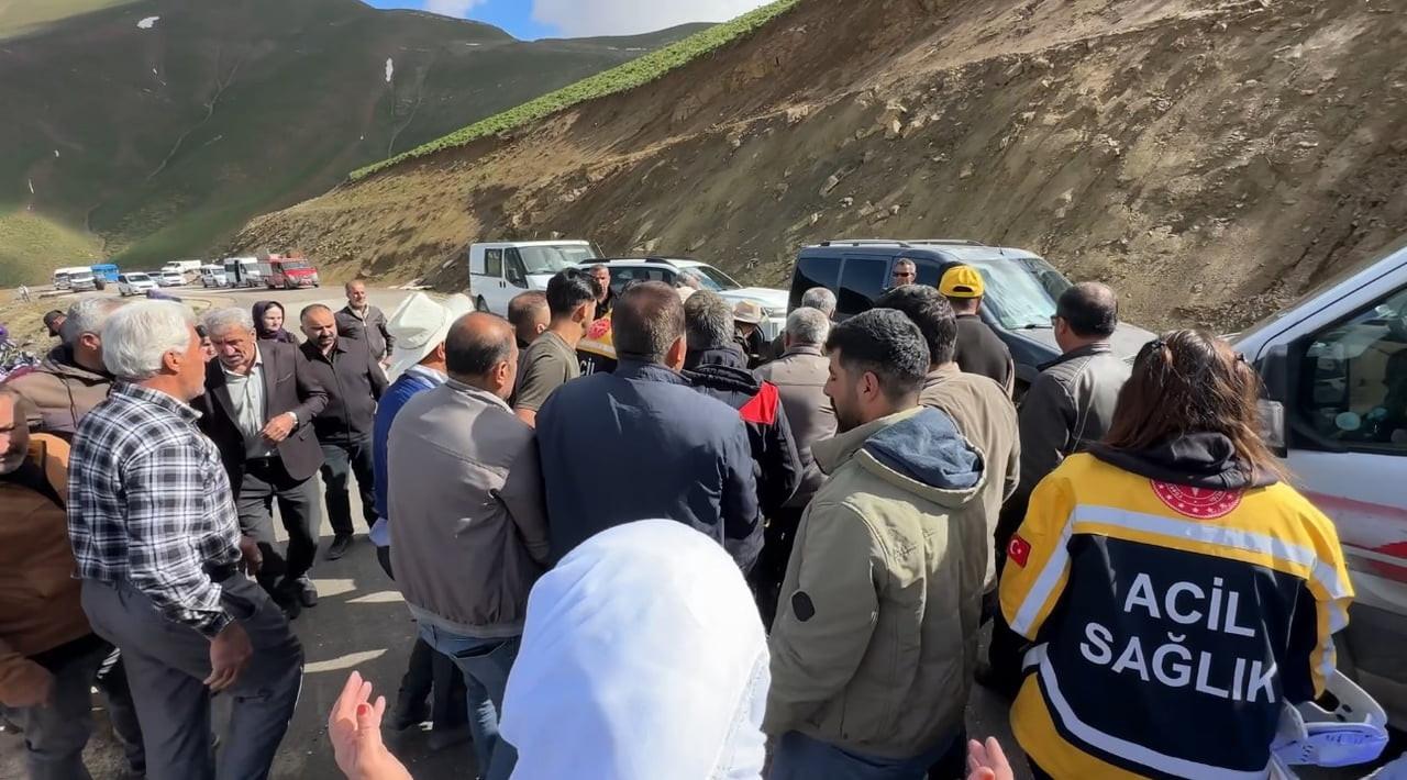 HAKKARİ’NİN YÜKSEKOVA İLÇESİNDE PANCAR TOPLAMAK İÇİN YOLA ÇIKAN İŞÇİLERİ TAŞIYAN MİNİBÜSÜN...