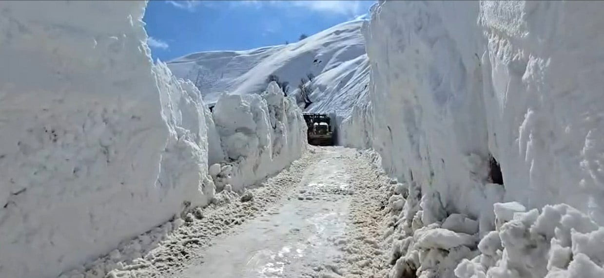 HAKKÂRİ’NİN YÜKSEKOVA İLÇESİNE BAĞLI AKTOPRAK KÖY YOLUNA İNEN ÇIĞ, İL ÖZEL İDARESİ EKİPLERİNİN...