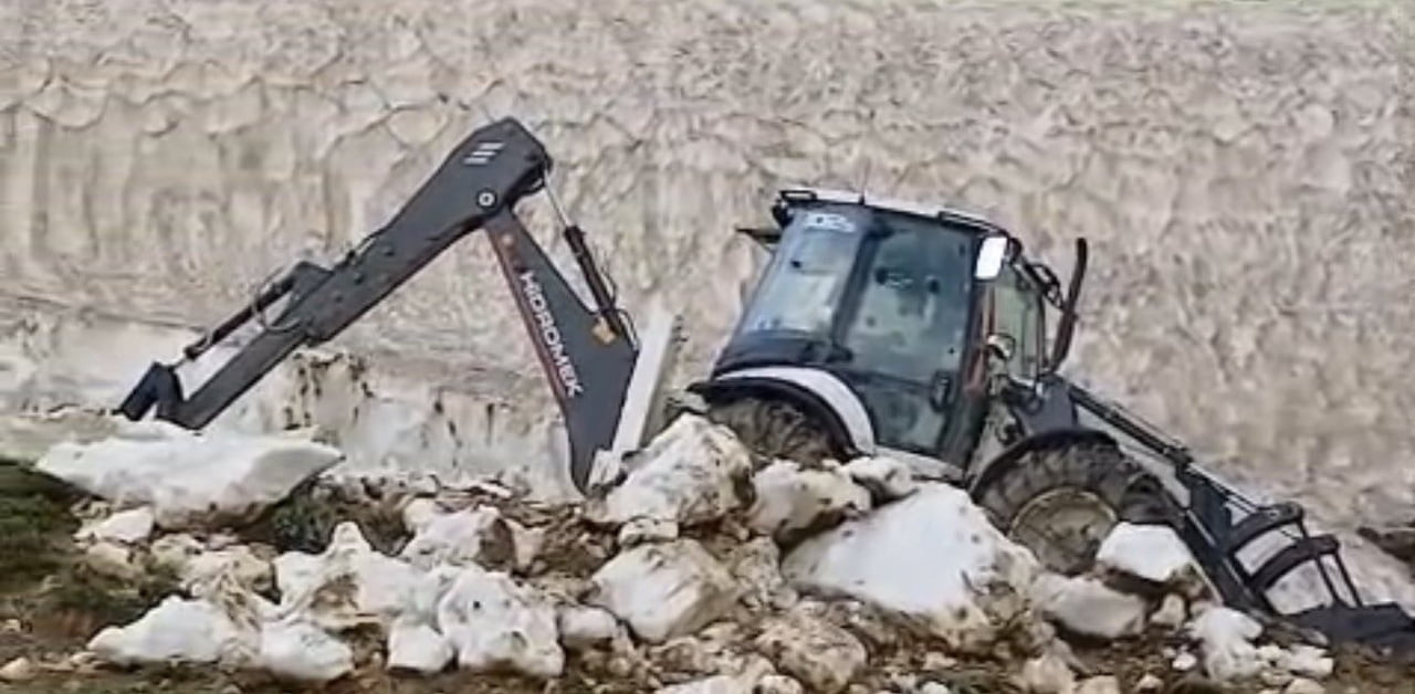 HAKKARİ’NİN YÜKSEKOVA İLÇESİNE BAĞLI İRAN SINIRINDA BULUNAN ESENDERE BELDESİNDEKİ YAYLA YOLLARINDA...