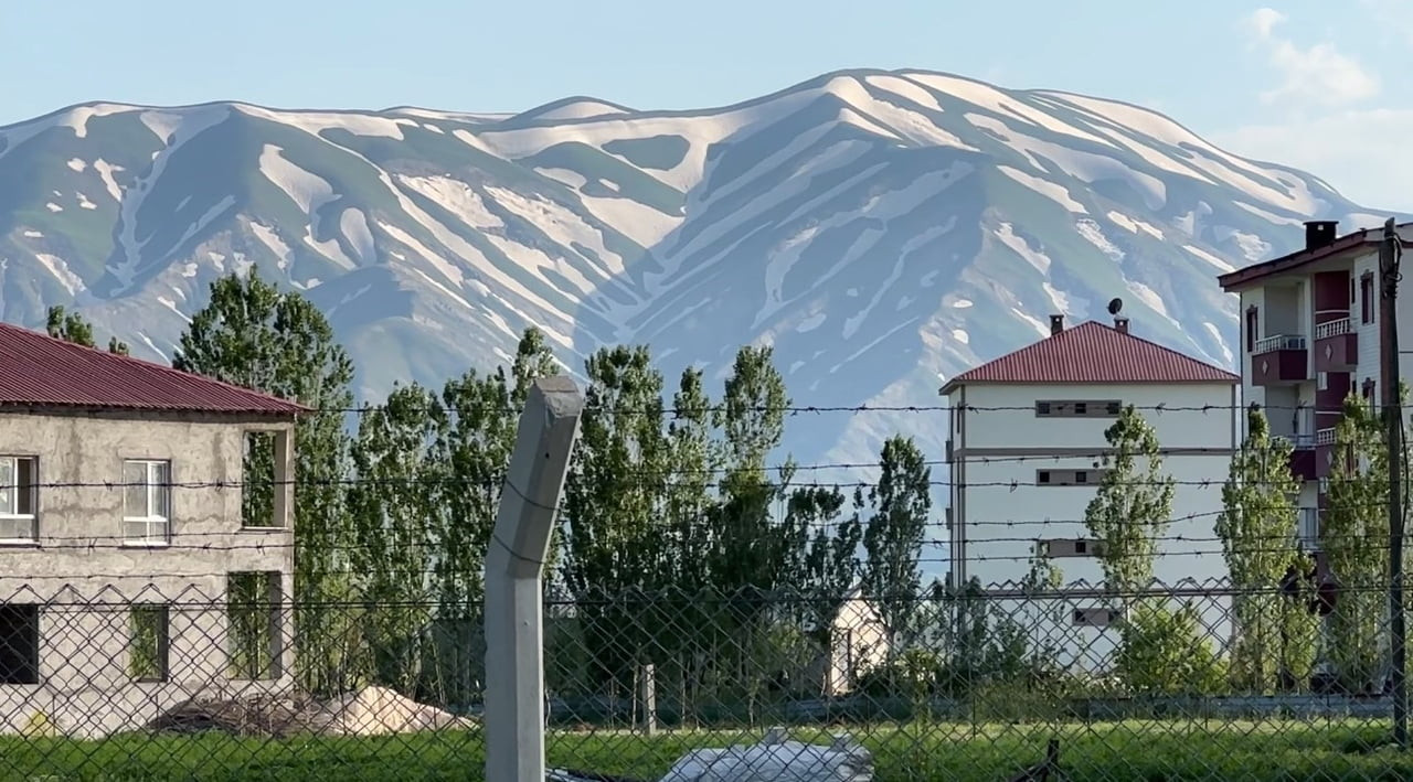 HAKKARİ’NİN YÜKSEKOVA İLÇESİNİN ETRAFINI SARAN DAĞLARDAKİ KARIN ERİMEYE BAŞLAMASIYLA ORTAYA ÇIKAN...