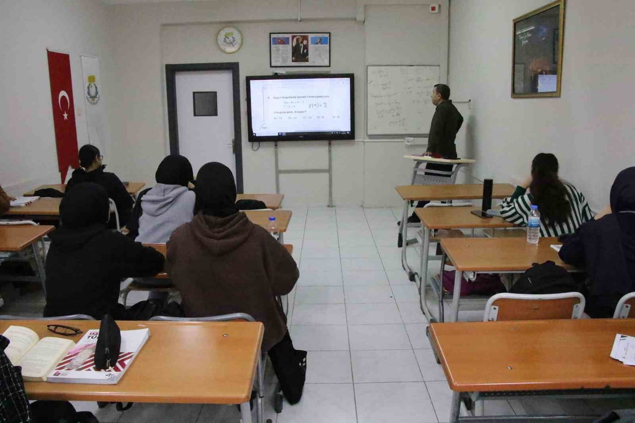 HALİLİYE’DE GENÇLER GELECEĞE EĞİTİMLE HAZIRLANIYOR