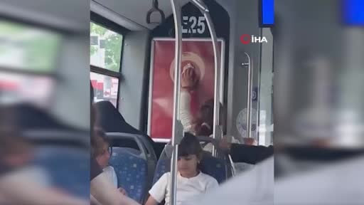 Halk otobüsündeki bayrağı silen kadına Başkan Şerifoğulları’ndan anlamlı hediye