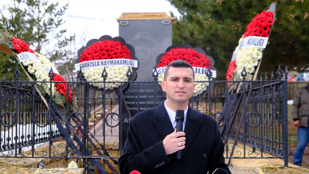 Halk ozanı Aşık Veysel Şatıroğlu, vefatının 53. yılında memleketi Sivas'ın Şarkışla ilçesinde...