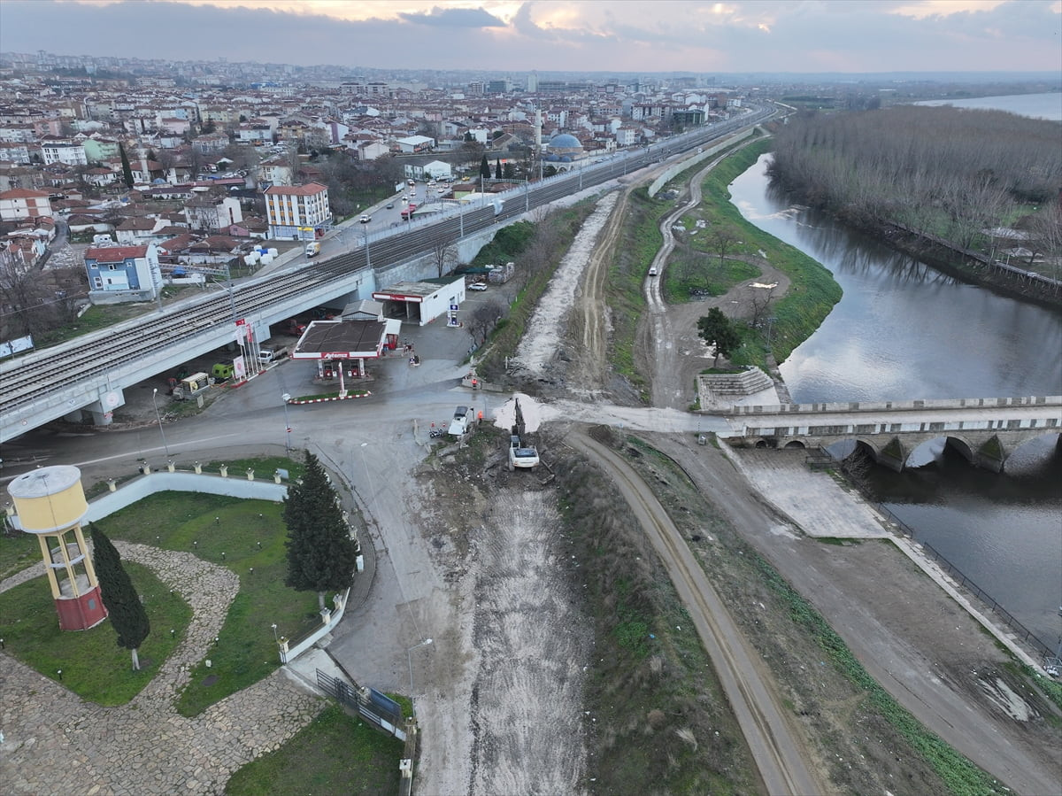 Halkalı-Kapıkule Demir Yolu Projesi kapsamında yeni tren yolunun yapıldığı Edirne'de, Tunca...