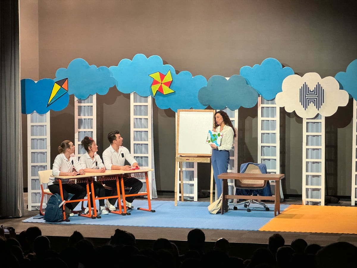 Halkbank Çocuk Tiyatrosunun ikinci oyunu "Süper Kahramanlar: Dünyamızı Koruyoruz"un ilk gösterimi...