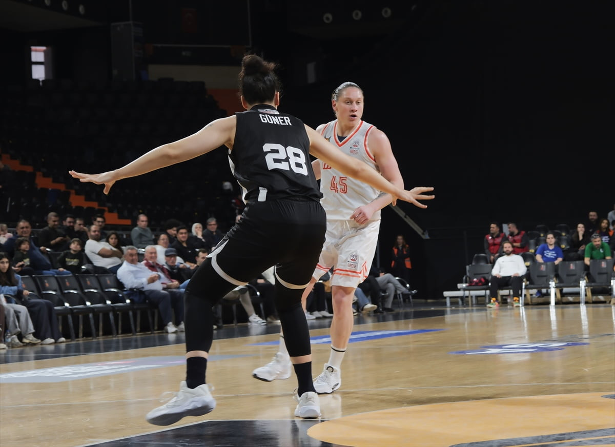 Halkbank Kadınlar Basketbol Süper Ligi play-off çeyrek final ilk maçında ÇİMSA ÇBK Mersin ile...