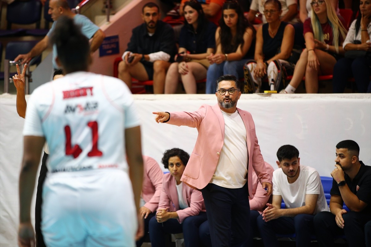 Halkbank Türkiye Kadınlar Basketbol Ligi ekiplerinden Adana Nova Basketbol'un teknik heyeti, meme...