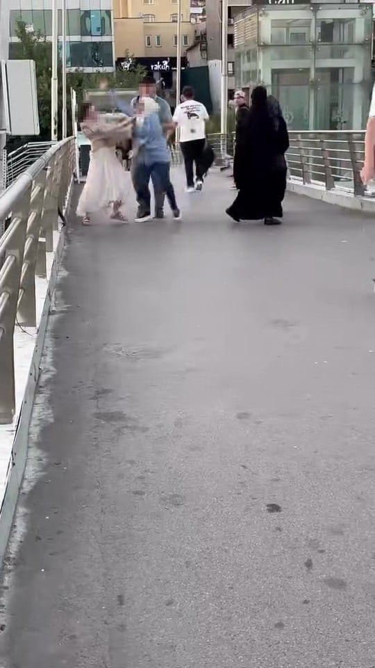 HALKEVİ KÖPRÜSÜ ÜZERİNDE KARŞILAŞAN İKİ KADIN ARASINDA HENÜZ BİLİNMEYEN BİR NEDENLE TARTIŞMA...