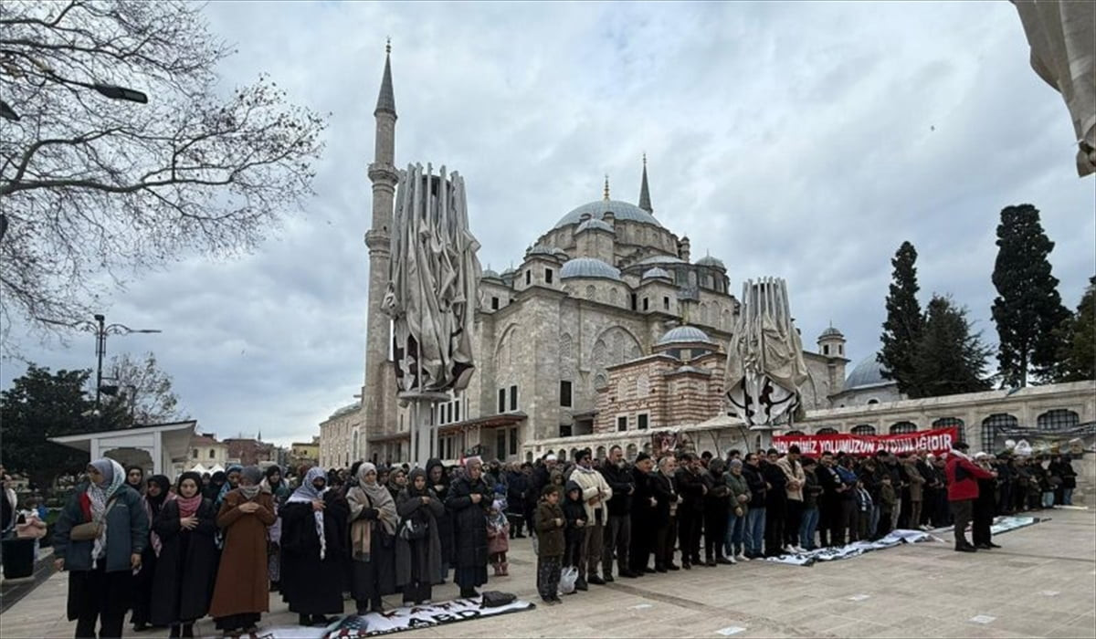 Hamas'ın askeri kanadı İzzeddin el-Kassam Tugayları‘nın sözcüsü Ebu Ubeyde için Fatih Camisi'nde...