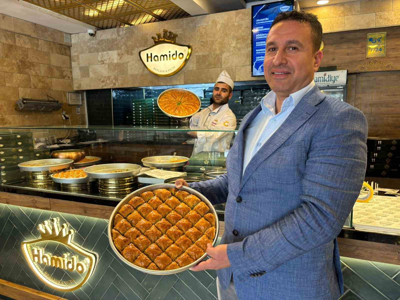HAMİDO BAKLAVALARI İNSAN KAYNAKLARI MÜDÜRÜ ŞAHİN RÜZGAR, BAYRAM YOĞUNLUĞU NEDENİYLE ÜRETİM...