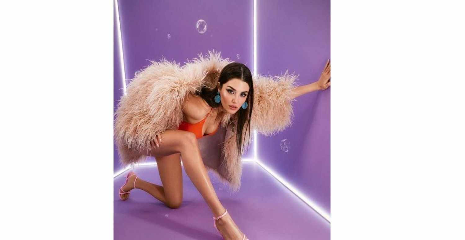 Hande Erçel Poz