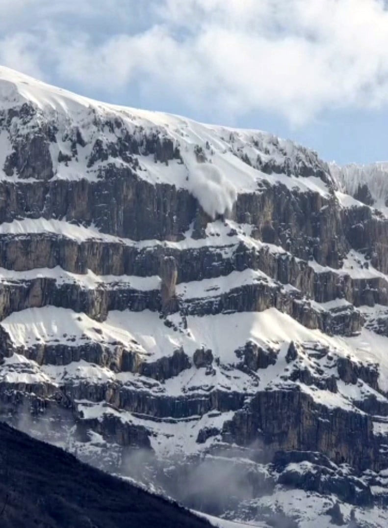 HANKE DAĞLARINDAN KOPAN DEV KAR KÜTLELERİ, ADETA ŞELALEYİ ANDIRAN GÖRÜNTÜLER OLUŞTURDU.