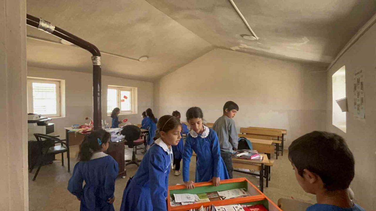 HARRAN ÜNİVERSİTESİ ÖĞRENCİLERİNDEN KÖY OKULUNA ANLAMLI DOKUNUŞ