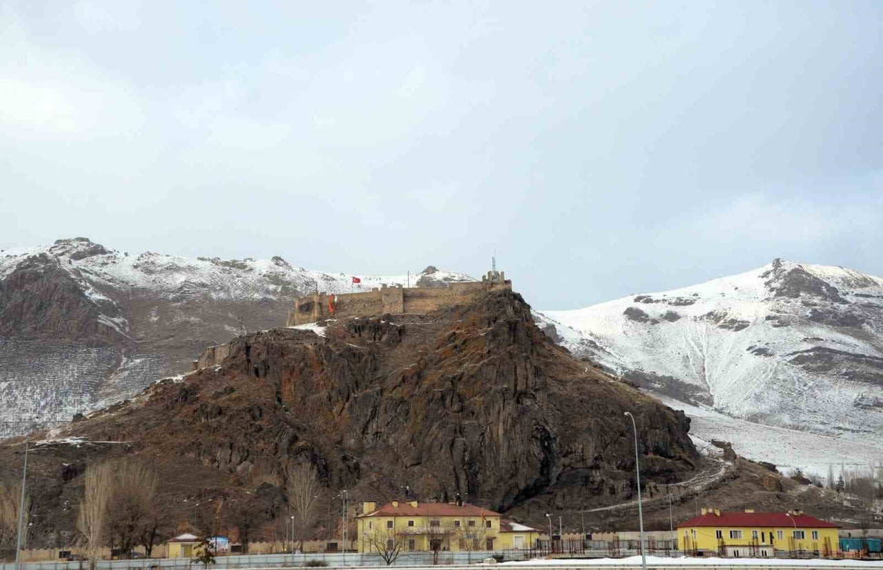 HASANKALE’DE BUGÜNKÜ ADIYLA PASİNLER İLÇESİNDE, 3 OCAK 1952’DE SAAT 08:03’TE MEYDANA GELEN...