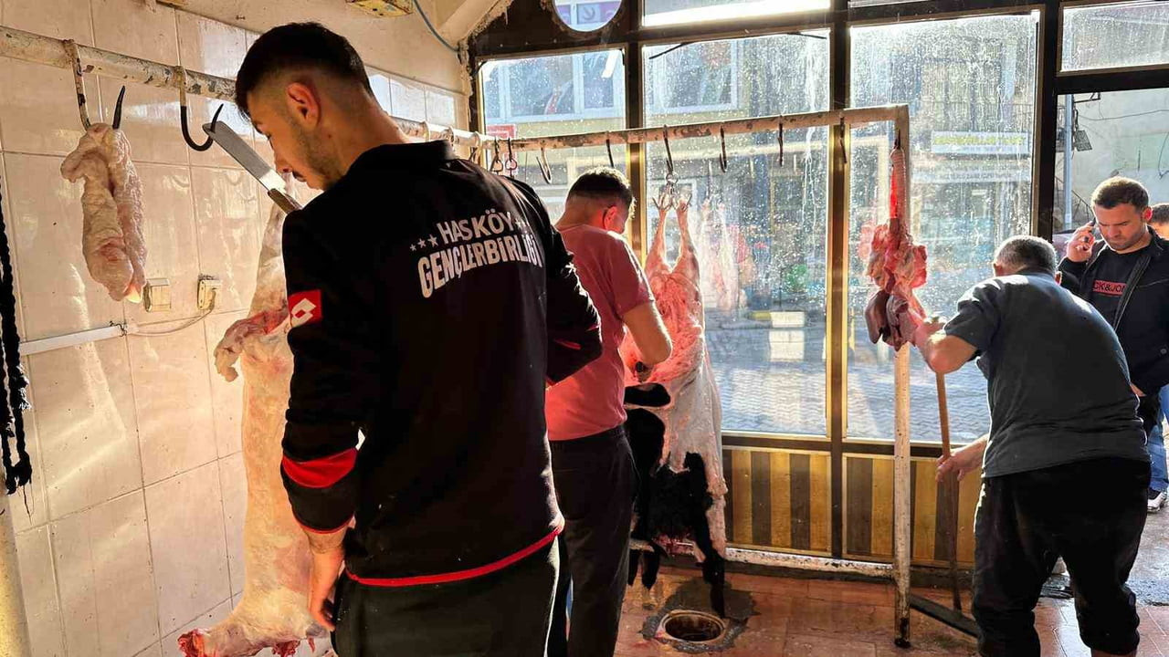 HASKÖY’DE BAYRAM NAMAZININ ARDINDAN KURBAN KESİMİ BAŞLADI