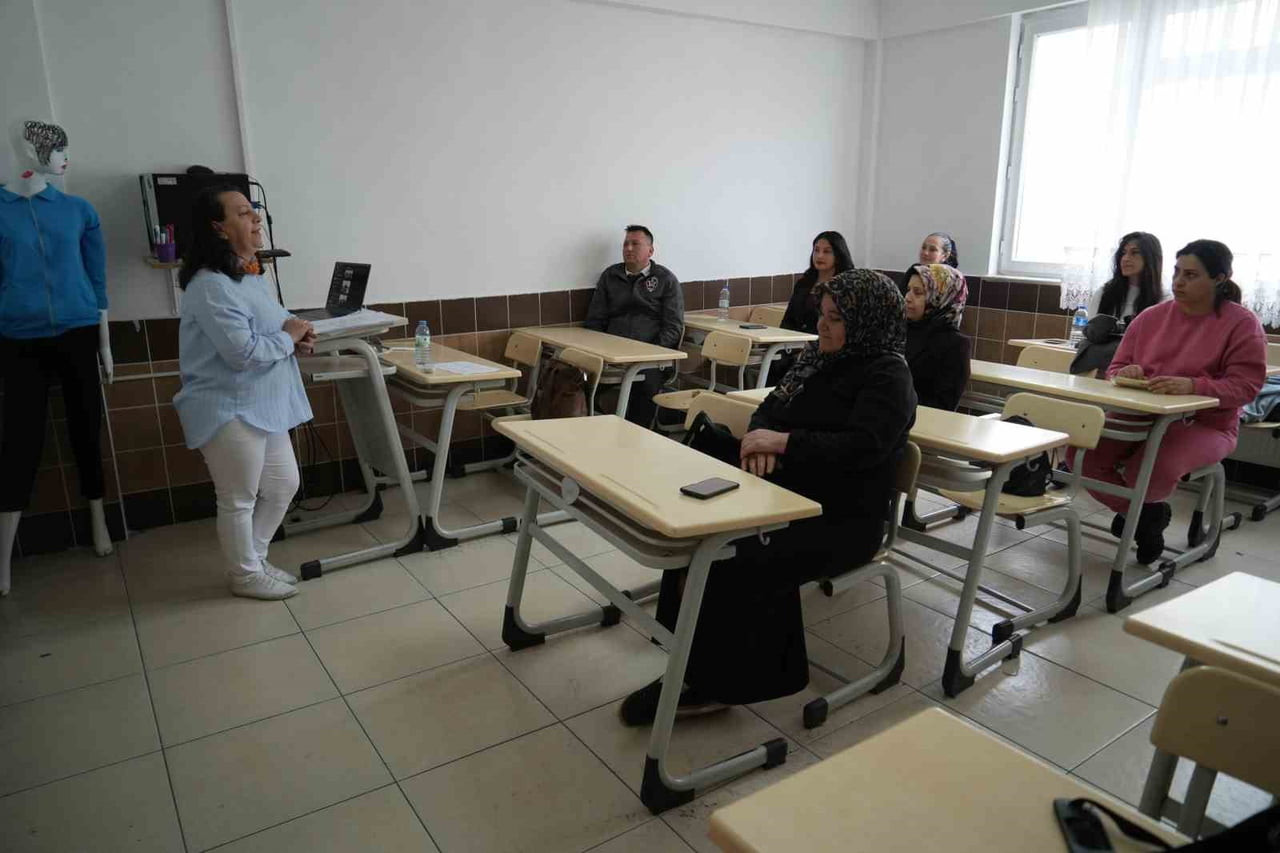 HASTA VE YAŞLI ÖZ BAKIMINA DESTEK ELEMANI KURSU, MESLEK EDİNMEK İSTEYENLERE İŞ İMKANI SUNUYOR