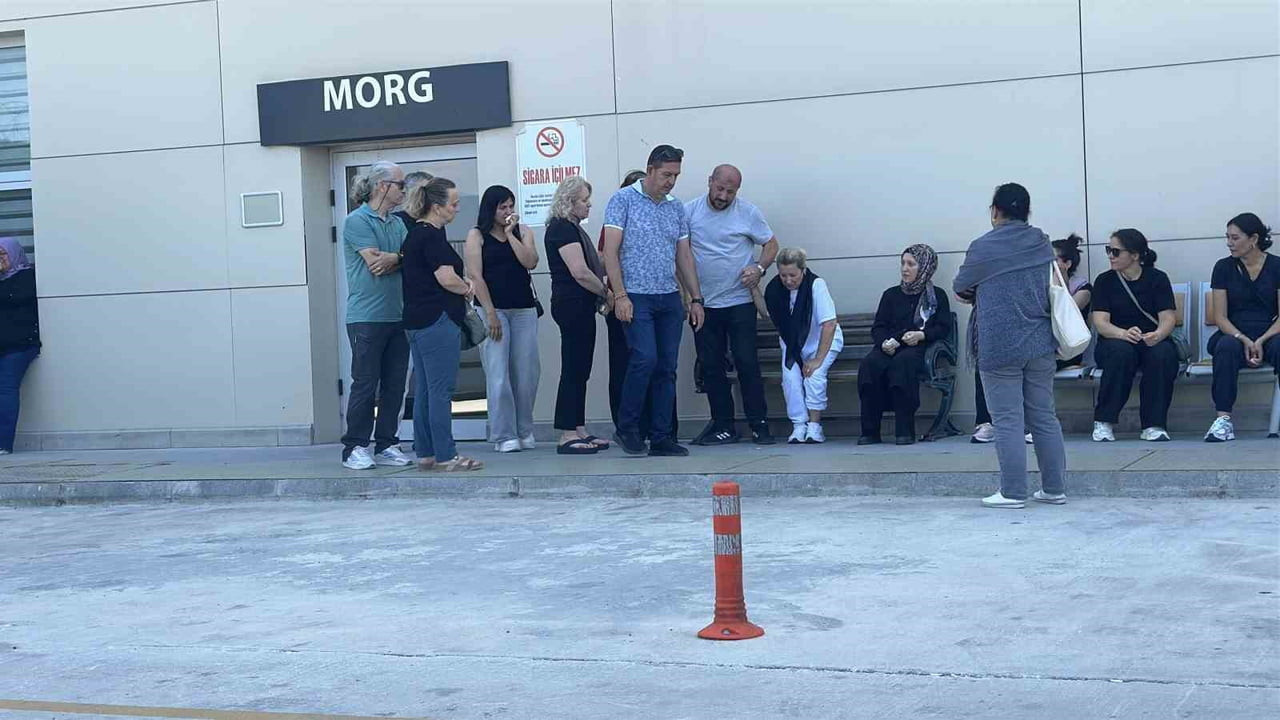 HASTANE MORGU ÖNÜNDE BEKLEYEN AİLE FERTLERİ VE YAKINLARI BÜYÜK ÜZÜNTÜ YAŞADI