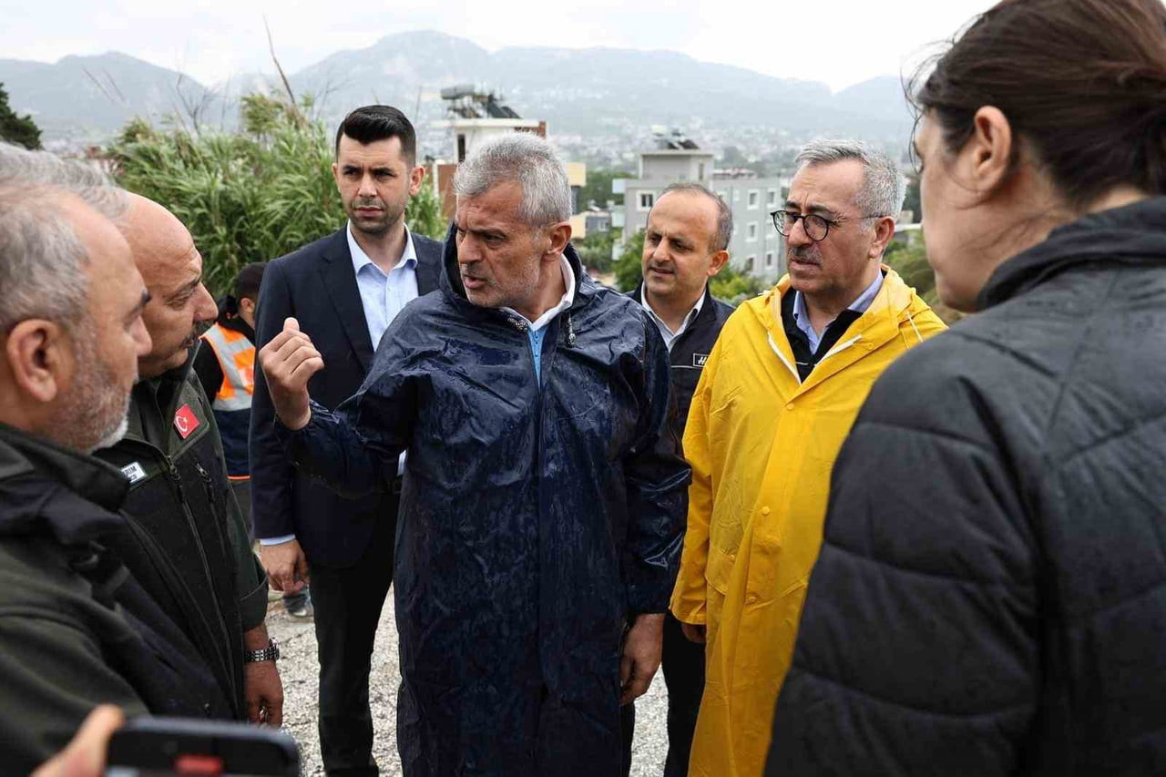 HATAY BÜYÜKŞEHİR BELEDİYE BAŞKANI MEHMET ÖNTÜRK, YOĞUN YAĞIŞ SONRASI SU BASKINLARININ YAŞANDIĞI...