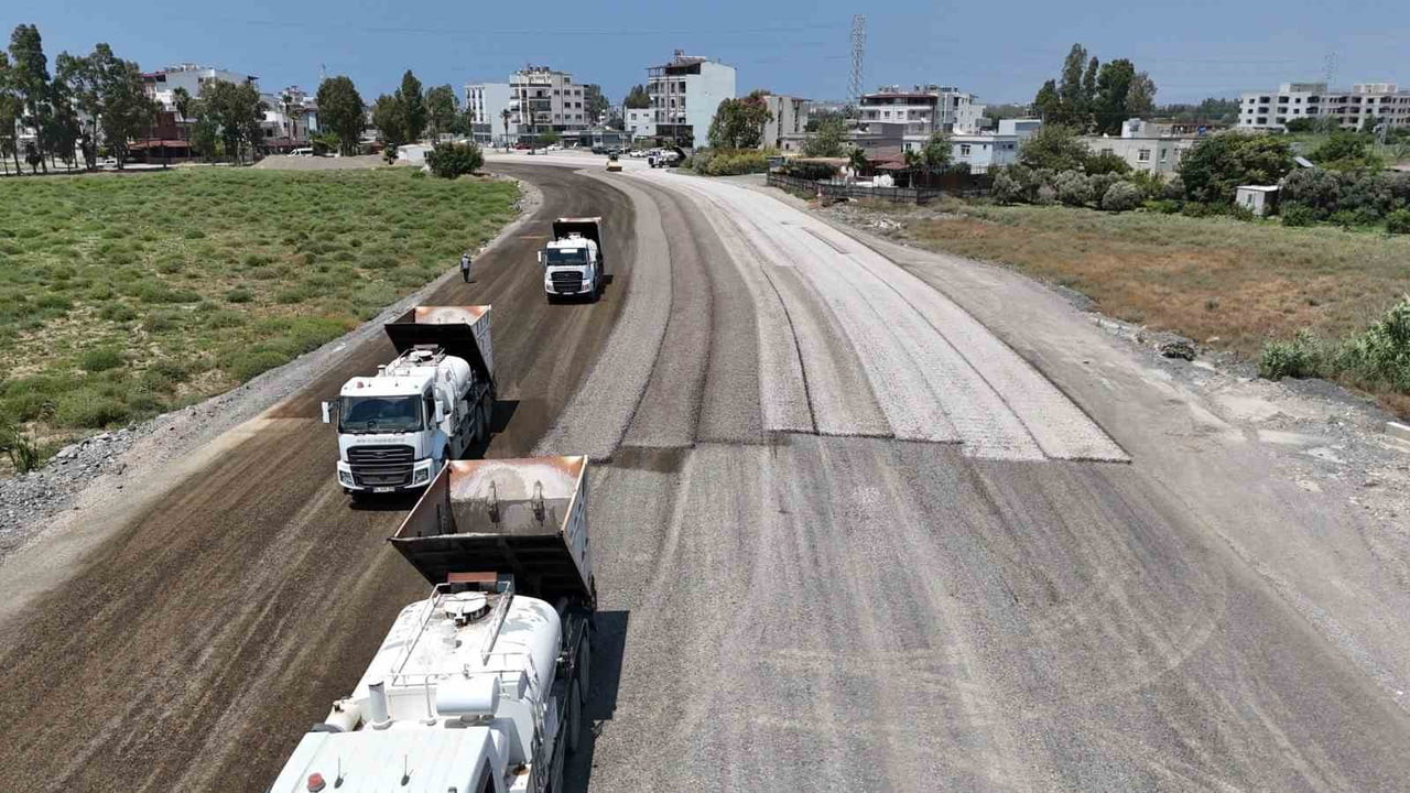 HATAY BÜYÜKŞEHİR BELEDİYESİ, ARSUZ ÇETİLLİK ÇEVRE YOLU’NUN 2. ETAP BAĞLANTI YOLUNU TAMAMLAYARAK...