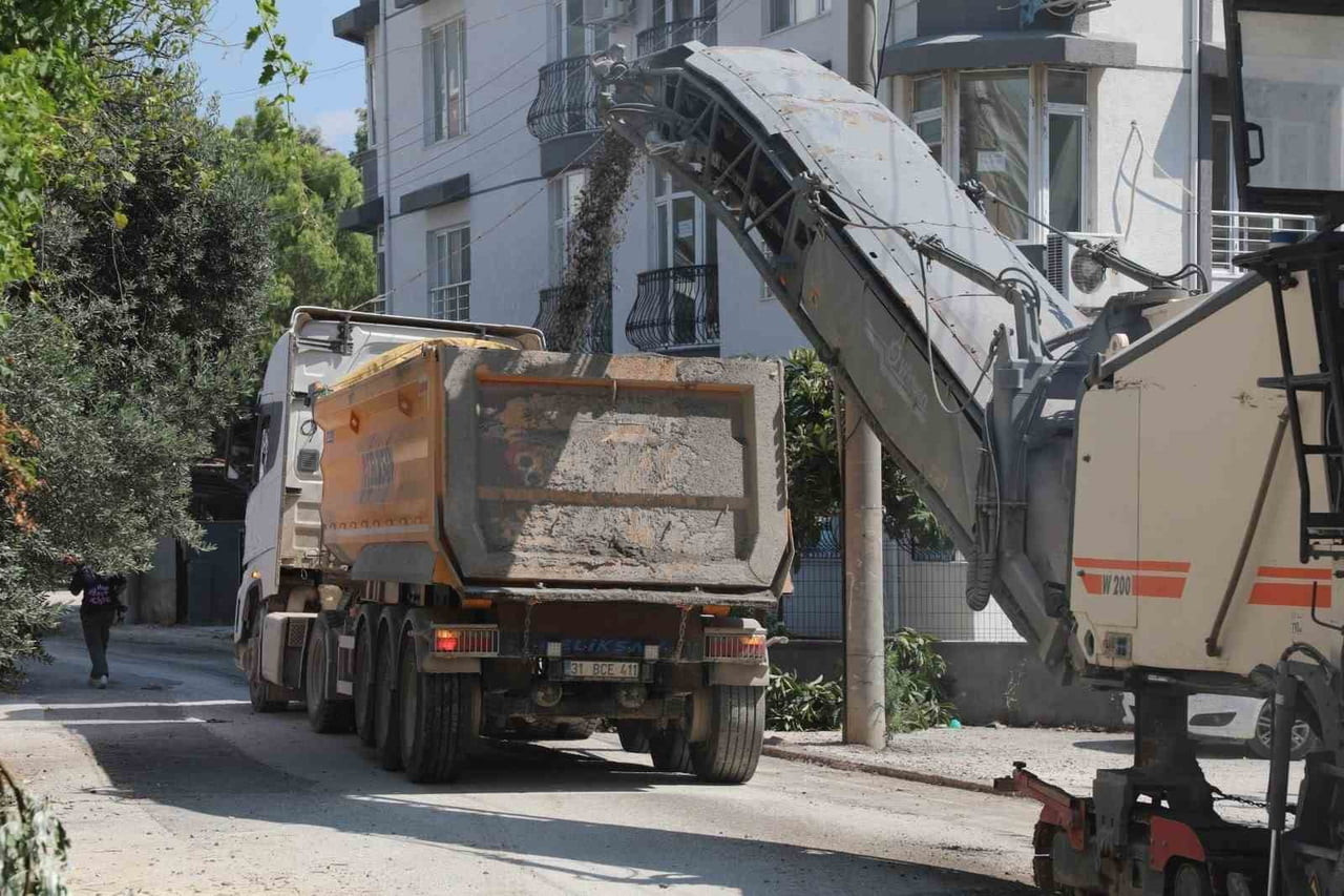 HATAY BÜYÜKŞEHİR BELEDİYESİ EKİPLERİ, ANTAKYA VE DEFNE İLÇELERİNDE YOL YAPIM VE ASFALT HAZIRLIK...