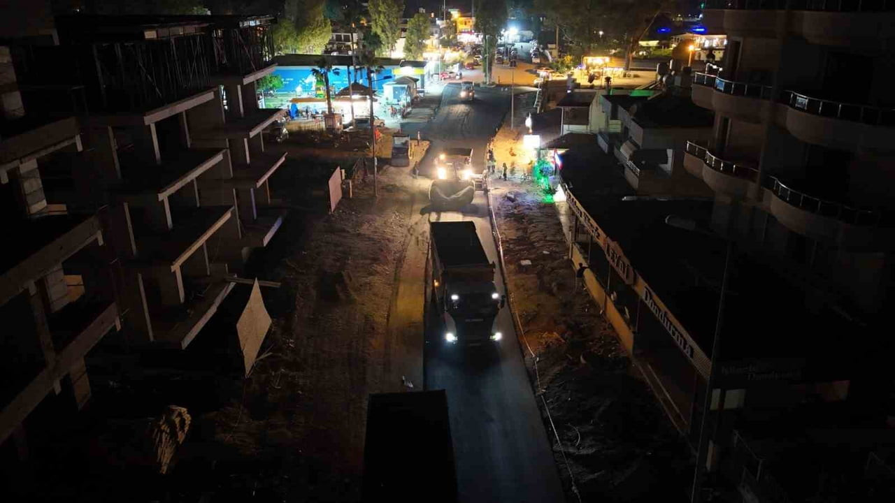 HATAY BÜYÜKŞEHİR BELEDİYESİ EKİPLERİ, ARSUZ’DA SAMİ OYTUN CADDESİ’NDE 800 METRELİK BETON ASFALT...