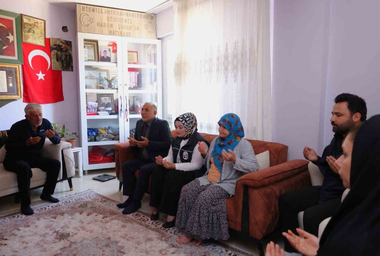 HATAY BÜYÜKŞEHİR BELEDİYESİ EKİPLERİ, BABALAR GÜNÜ ÖNCESİNDE ŞEHİT BABALARINI ZİYARET EDEREK...