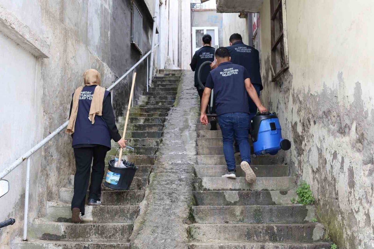 HATAY BÜYÜKŞEHİR BELEDİYESİ EKİPLERİ, KURBAN BAYRAMI ÖNCESİNDE YAŞLI, ENGELLİ VE KRONİK...