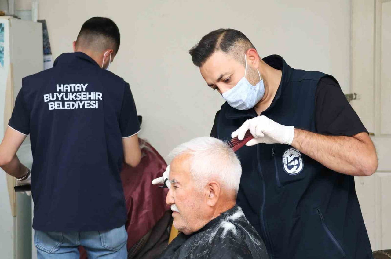 HATAY BÜYÜKŞEHİR BELEDİYESİ EKİPLERİ, KURBAN BAYRAMI ÖNCESİNDE YAŞLI, ENGELLİ VE YATAĞA BAĞIMLI...