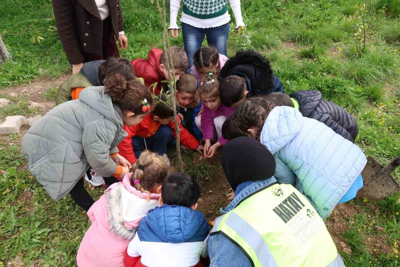 HATAY BÜYÜKŞEHİR BELEDİYESİ (HBB), ÇEVRE BİLİNCİNE SAHİP NESİLLER YETİŞTİRMEK AMACIYLA ÇOCUKLARA...