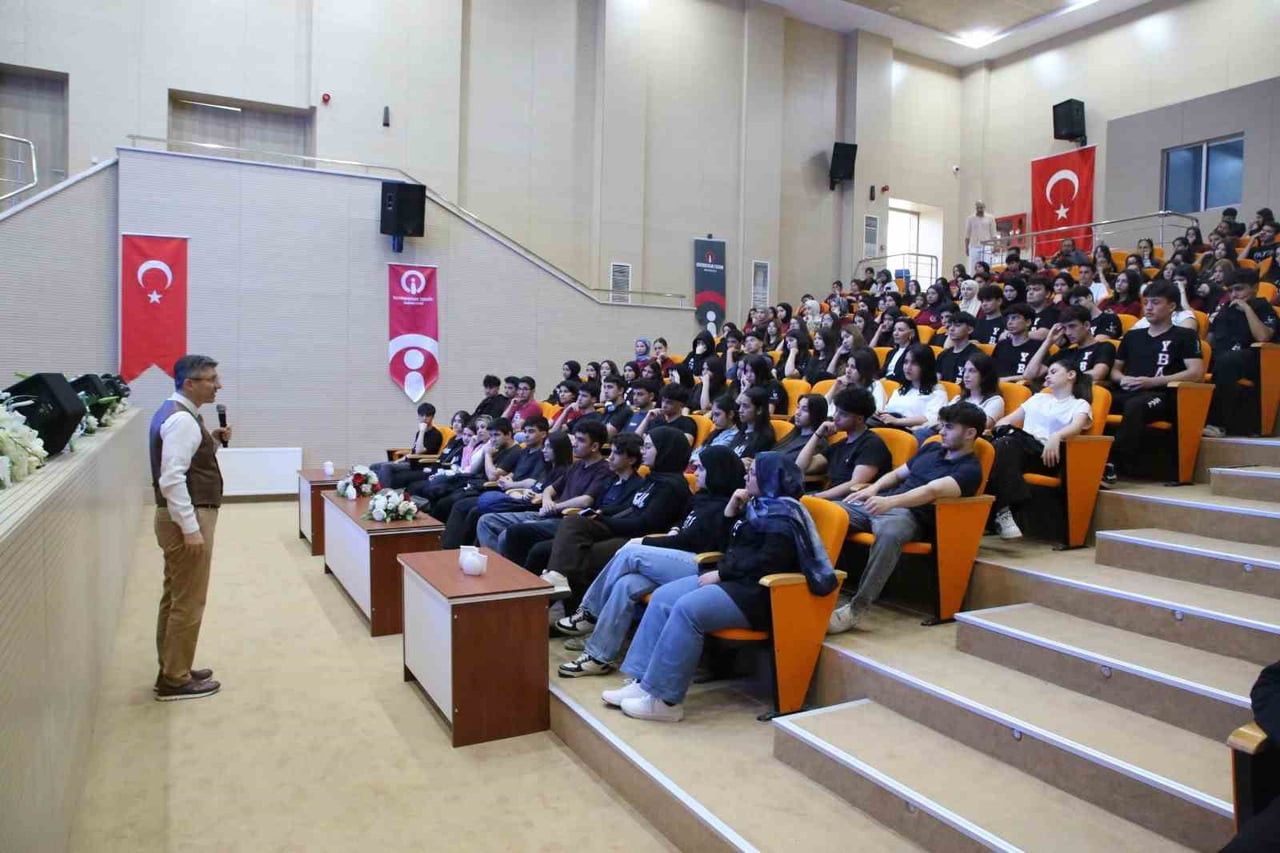 HATAY BÜYÜKŞEHİR BELEDİYESİNİN DÜZENLEDİĞİ SEMİNERDE ÖĞRENCİLER SINAV STRESİYLE BAŞ ETME...