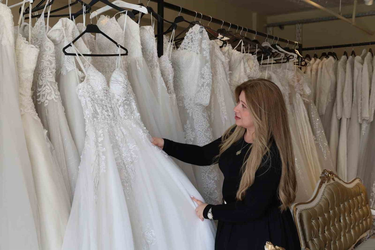 HATAY BÜYÜKŞEHİR BELEDİYESİNİN GELİNLİKEVİ HİZMETİ KAPSAMINDA GELİN ADAYLARINA ÜCRETSİZ GELİNLİK...