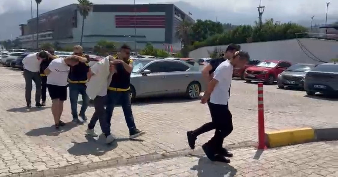 HATAY EMNİYET MÜDÜRLÜĞÜ EKİPLERİNCE İSKENDERUN’DA YAKALANAN ARANAN 4 ŞAHISTAN 3’Ü TUTUKLANARAK...