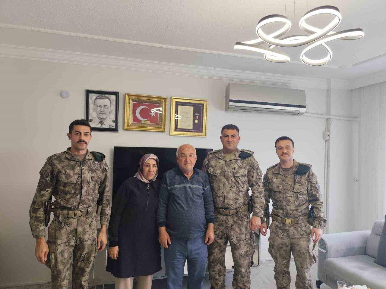 HATAY EMNİYET MÜDÜRLÜĞÜ PERSONELİ, BABALAR GÜNÜ DOLAYISIYLA ŞEHİT VE GAZİ AİLELERİNİ ZİYARET...
