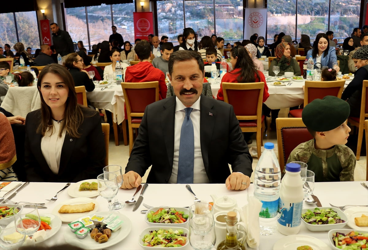 Hatay Valisi Mustafa Masatlı, Dünya Yetimler Günü dolayısıyla 6 Şubat 2023'teki depremlerde...