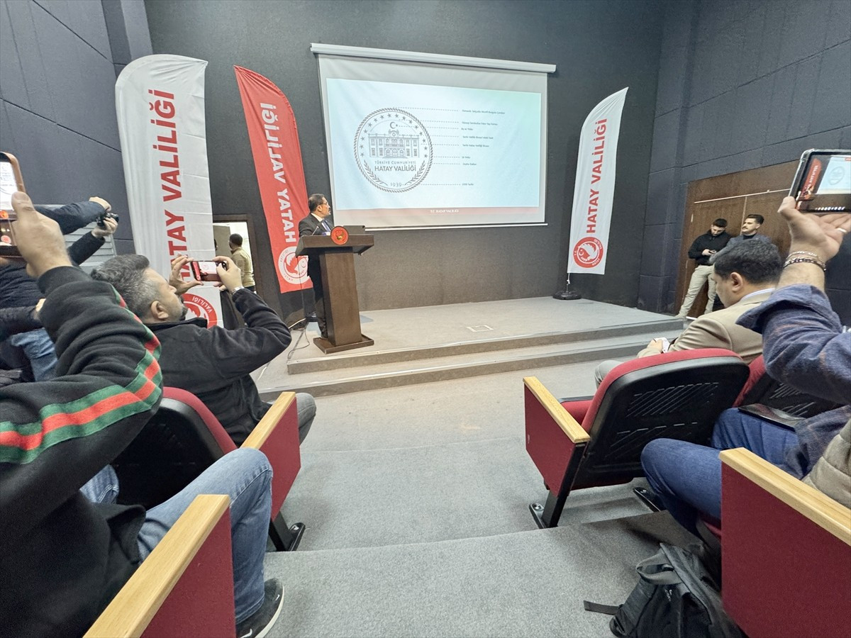 Hatay Valisi Mustafa Masatlı, üzerinde tarihi Hatay Valiliği binası, zeytin dalları, 1939 yazısı...