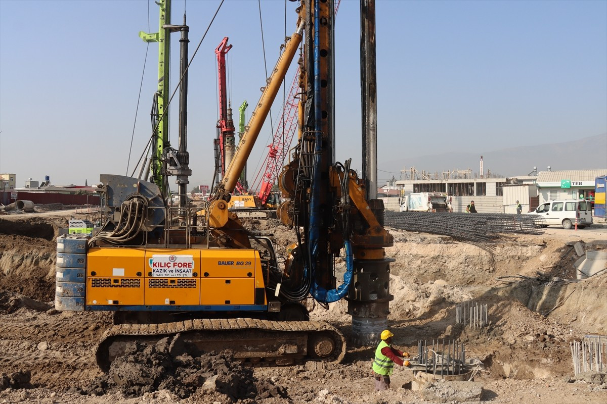 Hatay Valisi Mustafa Masatlı, yapımı devam eden Habib-i Neccar Farklı Seviyeli Kavşağı'nda...