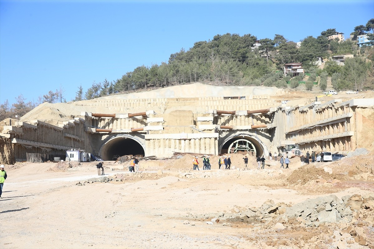 Hatay Valisi Mustafa Masatlı, yapımı devam eden İskenderun-Topboğazı Otoyolu'nda incelemede...