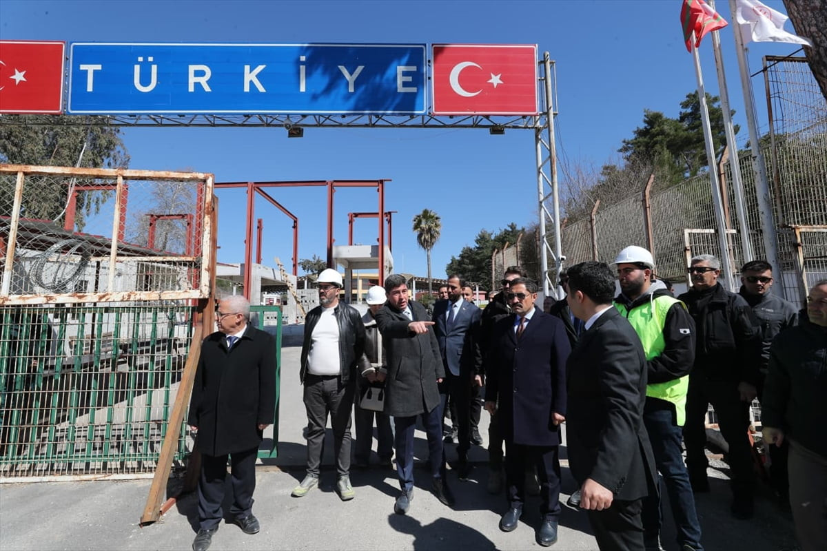 Hatay Valisi Mustafa Masatlı, Yayladağı ilçesindeki sınır kapısında yürütülen çalışmaları...