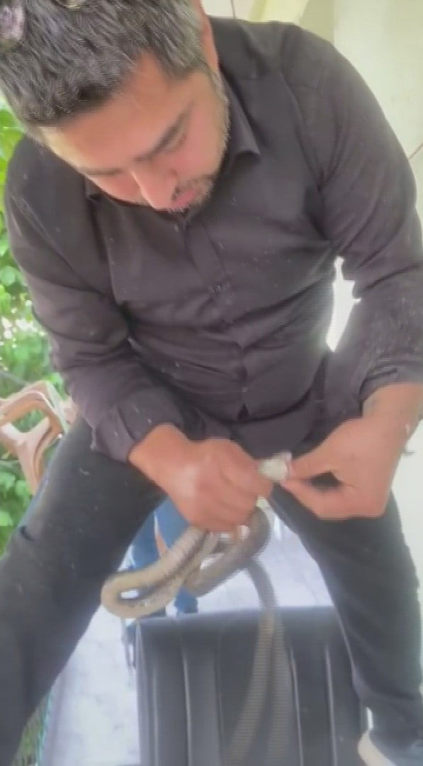 HATAY'DA 'YILANCI KEMAL' OLARAK TANINAN KEMAL BAŞER, EVİN DIŞ KLİMA ÜNİTESİNİN İÇİNE GİRE SİKKELİ...