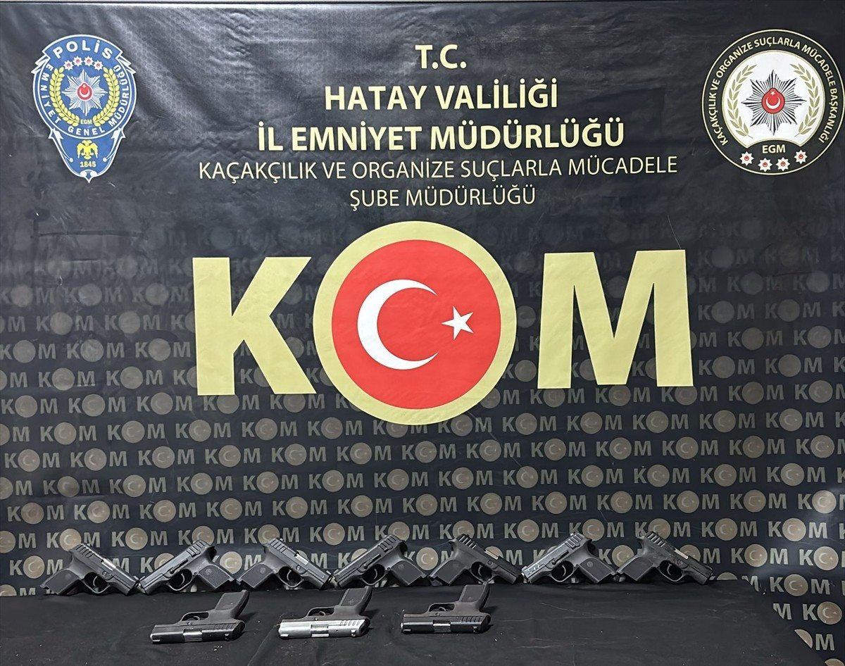 Hatay'da 10 ruhsatsız tabanca ele geçirilen otomobildeki 2 şüpheli tutuklandı.