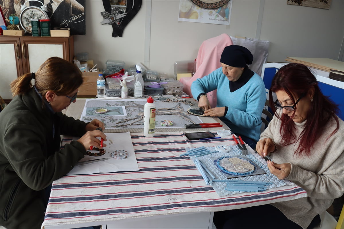 Hatay'da 6 Şubat 2023'teki depremde yıkılan atölyelerini Valiliğin kurduğu prefabrik çarşıya...