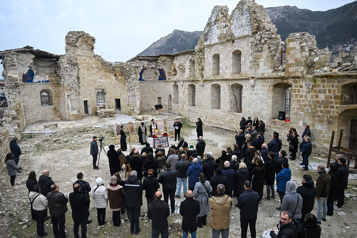 Hatay'da 6 Şubat 2023'teki depremlerde bir kısmı yıkılan Antakya Rum Ortodoks Kilisesi'nde, afette...