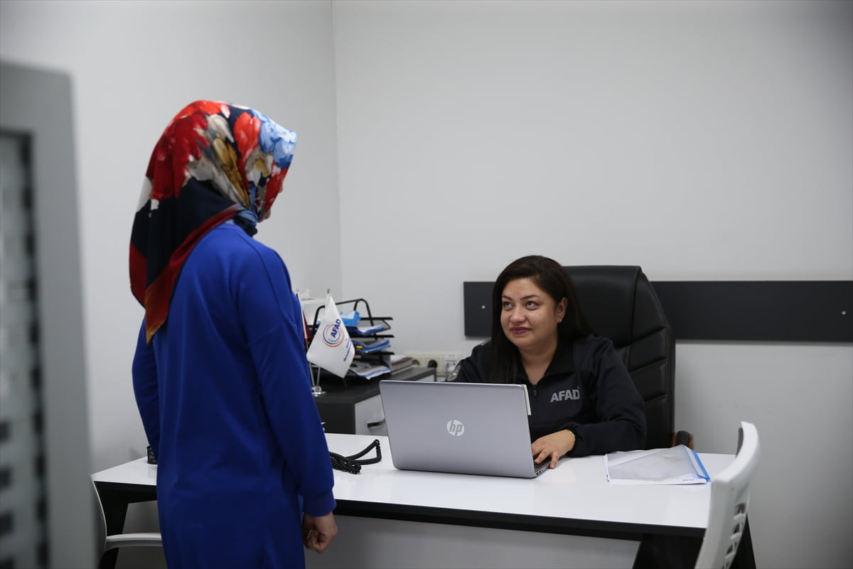 Hatay'da 6 Şubat 2023'teki depremlerde kaybettiği babasının izinden giden Buse Genç, AFAD...