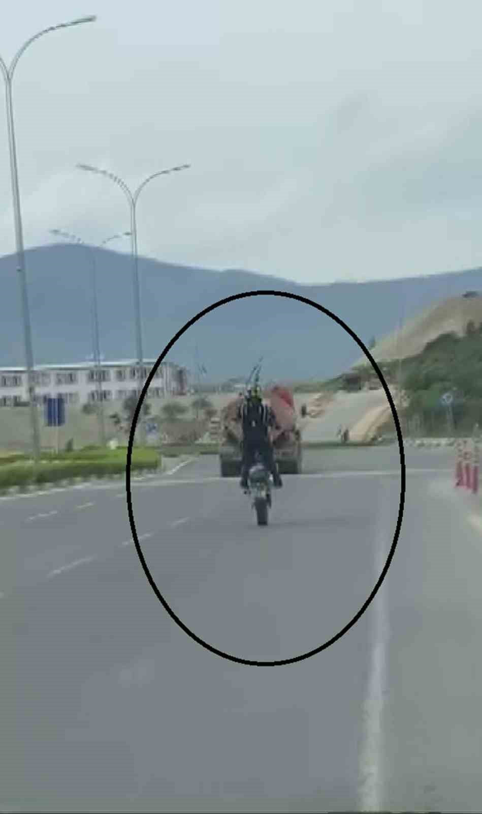HATAY'DA AKAN TRAFİKTE ÖN KALDIRARAK ŞOV YAPAN MOTOSİKLET SÜRÜCÜSÜNE 69 BİN 258 TL CEZAİ İŞLEM...