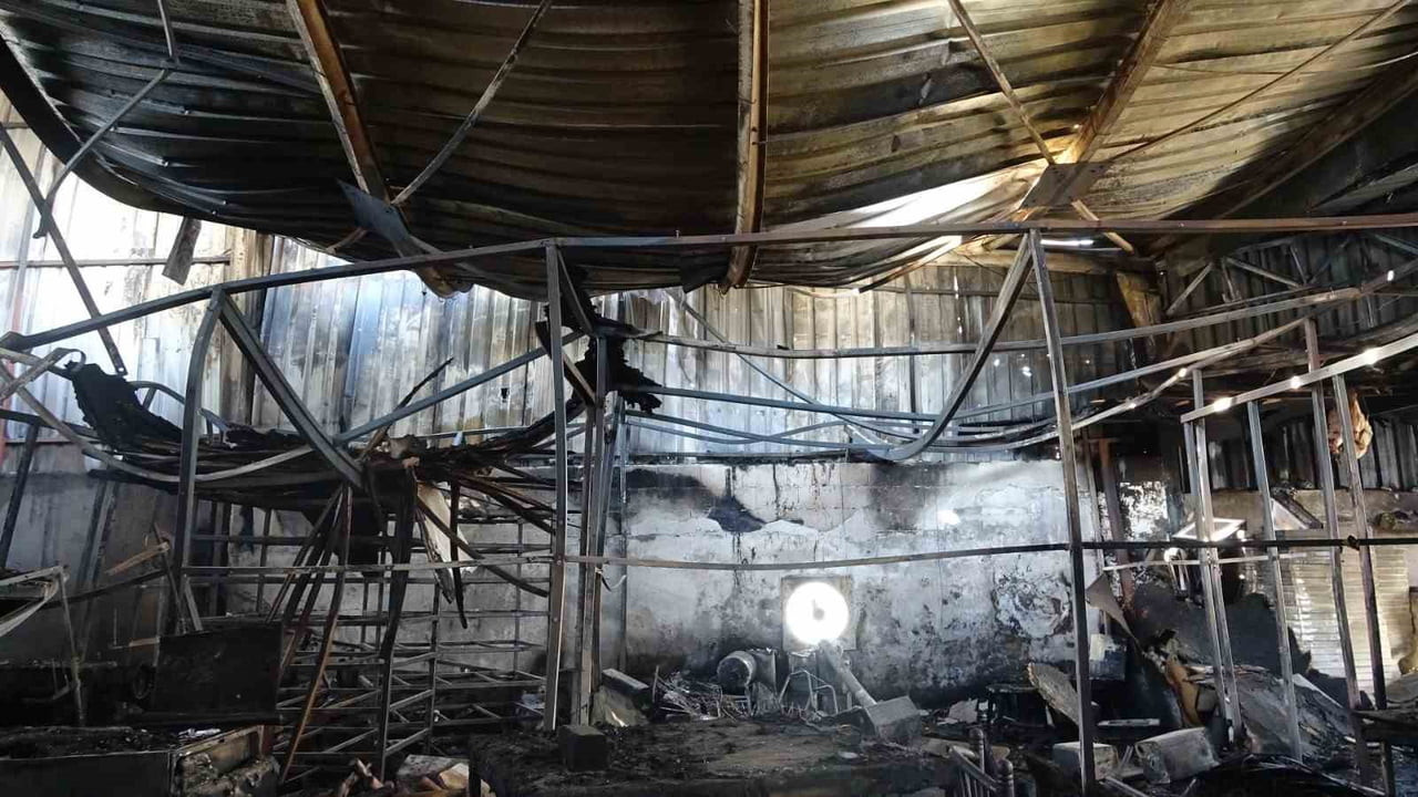 HATAY'DA ALEVLERE TESLİM OLARAK YANAN MOBİLYA ATÖLYESİ KULLANILMAZ HALE GELDİ.