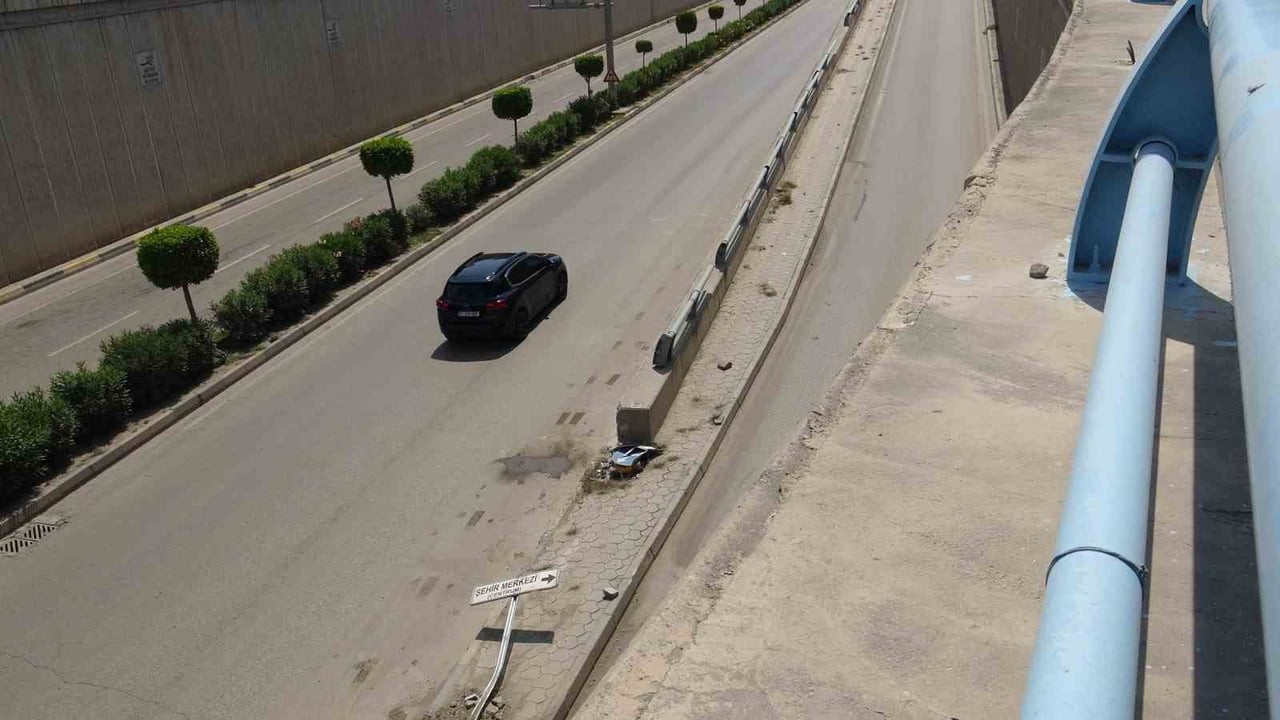HATAY'DA ALT GEÇİDE ÇARPARAK HURDAYA DÖNEN TOFAŞ OTOMOBİLDEKİ 3 KİŞİ YARALANDI.