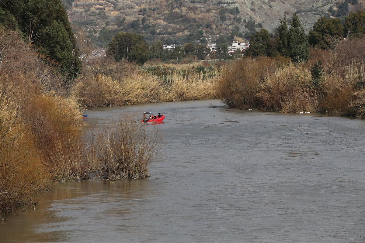 Hatay'da Asi Nehri'ne düştüğü öne sürülen belediye personelini arama çalışmaları devam...