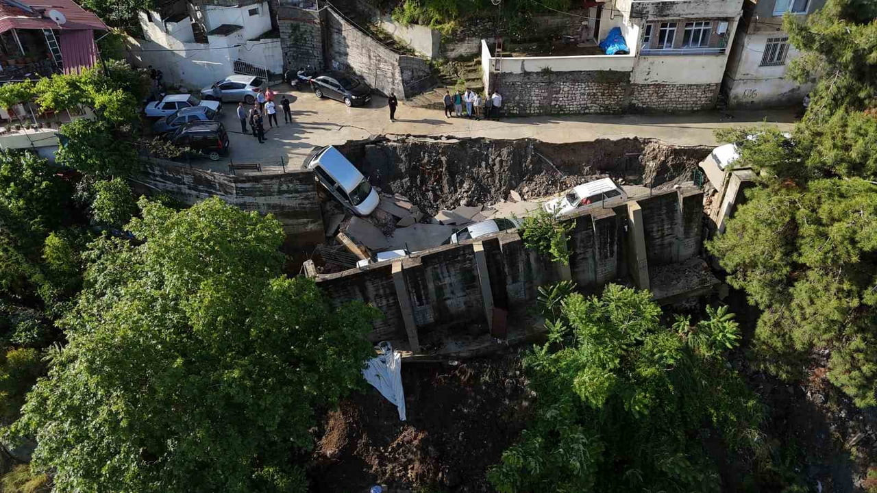 HATAY'DA AŞIRI YAĞIŞ SONRASI ÇÖKME YAŞANAN YOLDA 5 ARAÇ ZARAR GÖRDÜ. ÇÖKME YAŞANAN YOL VE MAHSUR...